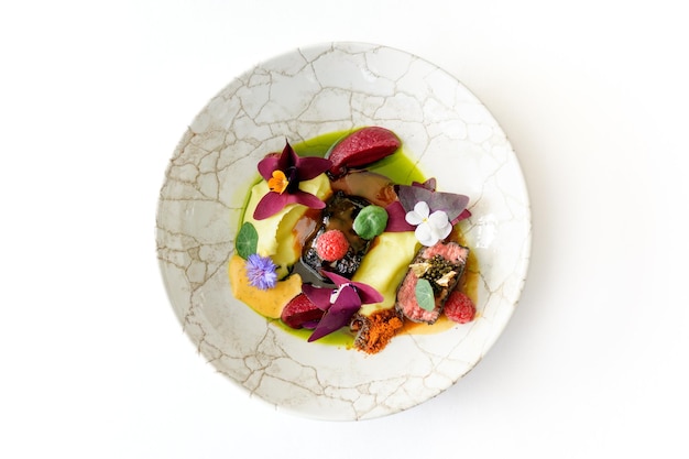 Kolorowy talerz z potrawą